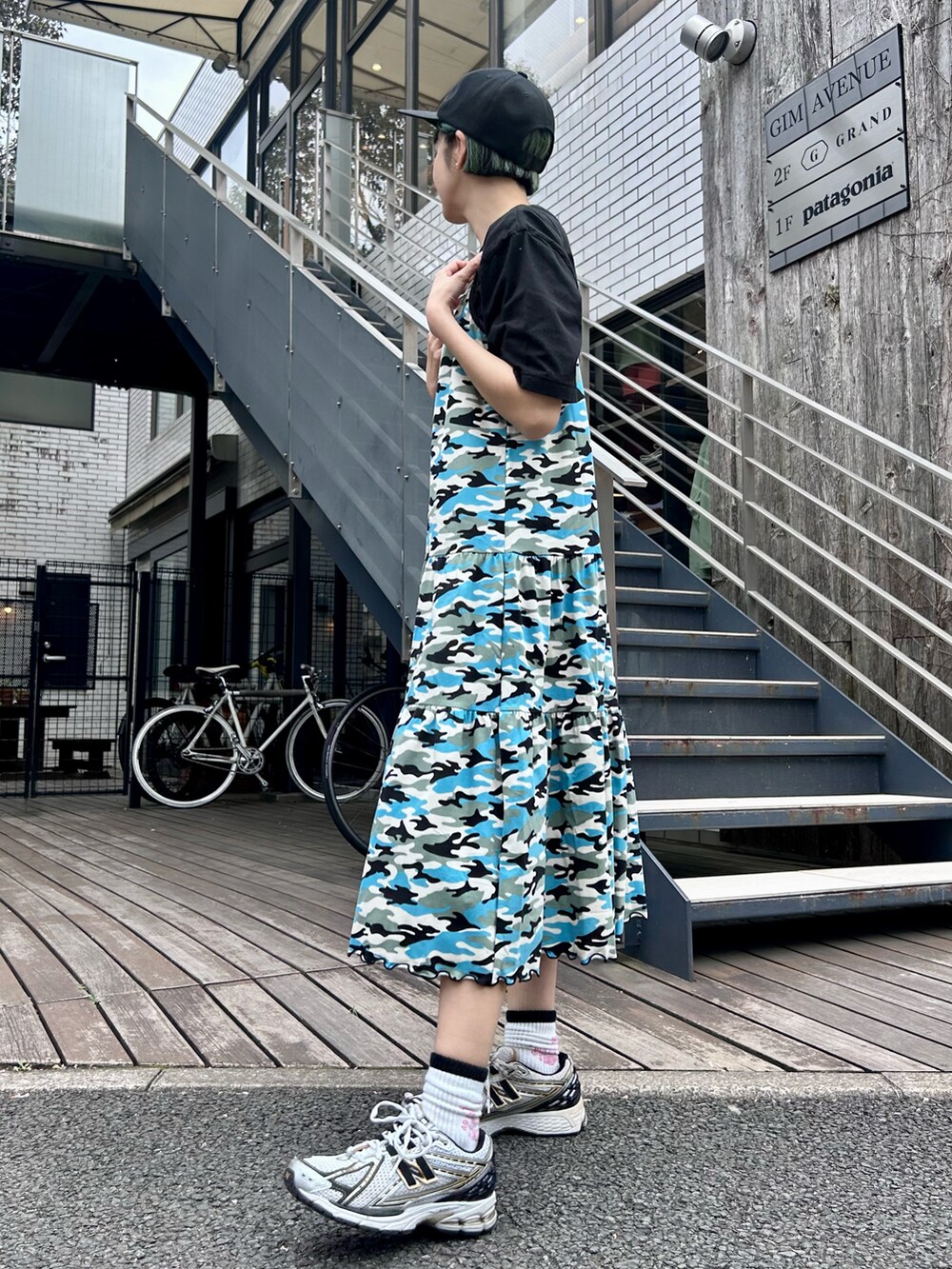 ブラック系のTシャツ/カットソー、ブルー系のワンピース、グレー系のシューズを着用したレディースの春コーディネートの2枚目の写真