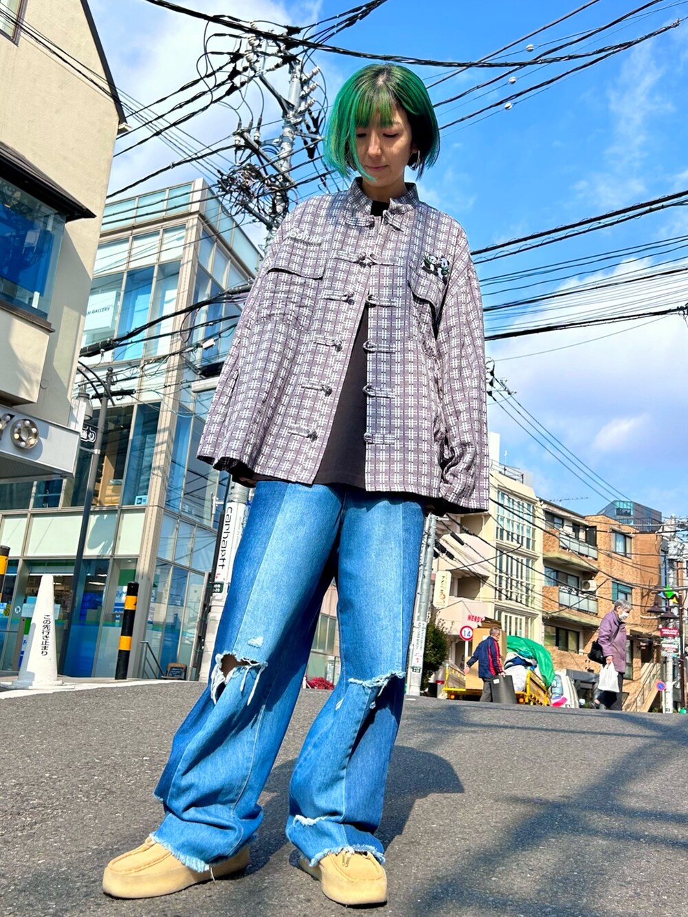 ブラック系のノーカラージャケット、ブラック系のTシャツ/カットソー、ブルー系のデニムパンツを着用したレディースの春コーディネートの2枚目の写真