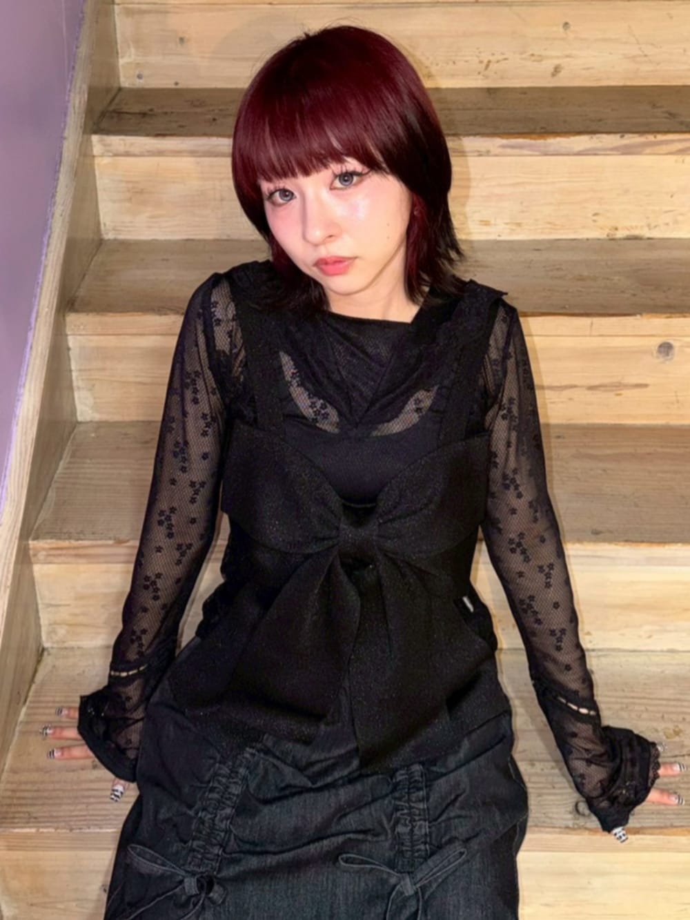 ブラック系のTシャツ/カットソー、ブラック系のその他トップス、ブラック系のデニムパンツを着用したレディースの夏コーディネートの3枚目の写真
