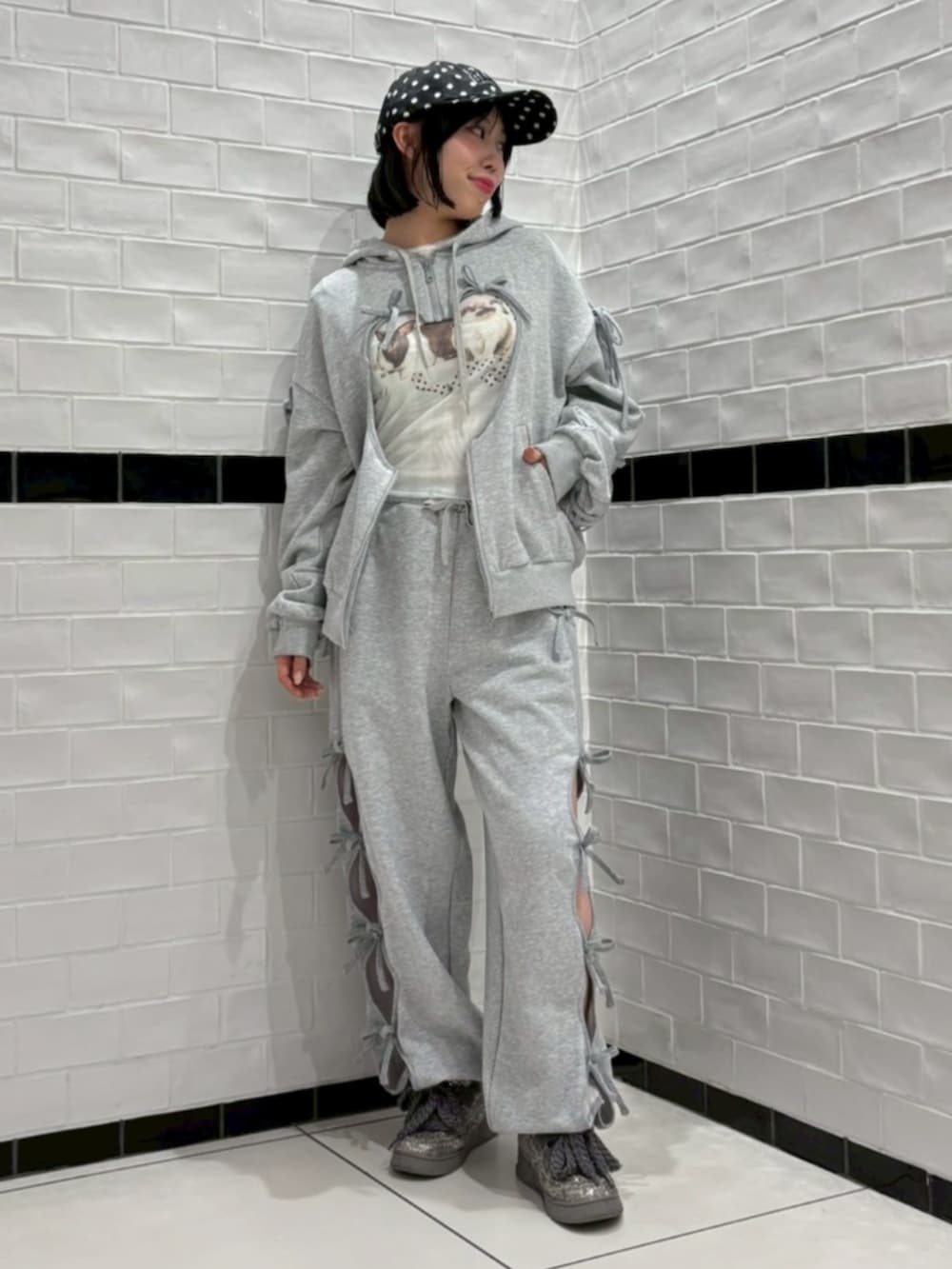 グレー系のパーカー、グレー系のスウェットパンツ、ブルー系のTシャツ/カットソーを着用したレディースの春コーディネートの2枚目の写真