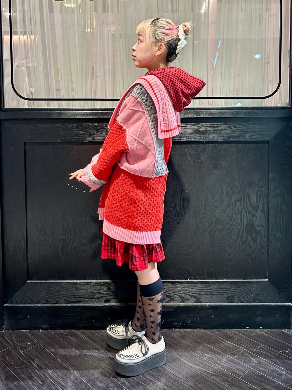 レッド系のワンピース、ピンク系のニット/セーターを着用したレディースの秋コーディネートの4枚目の写真