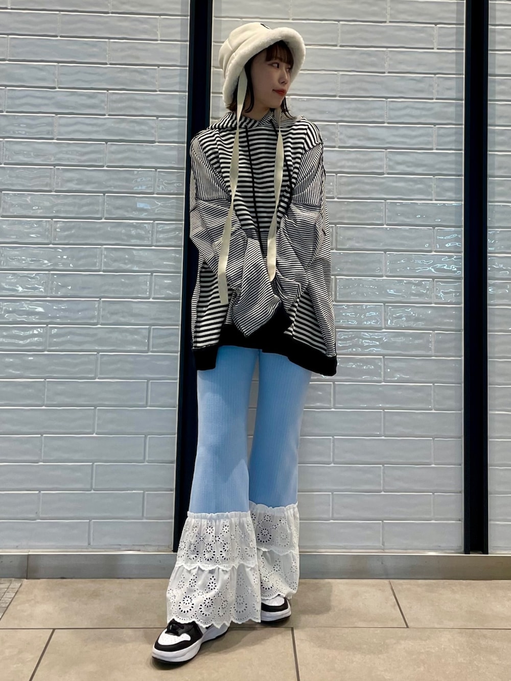 ブルー系のその他パンツ、ブラック系のパーカーを着用したレディースの春コーディネートの4枚目の写真