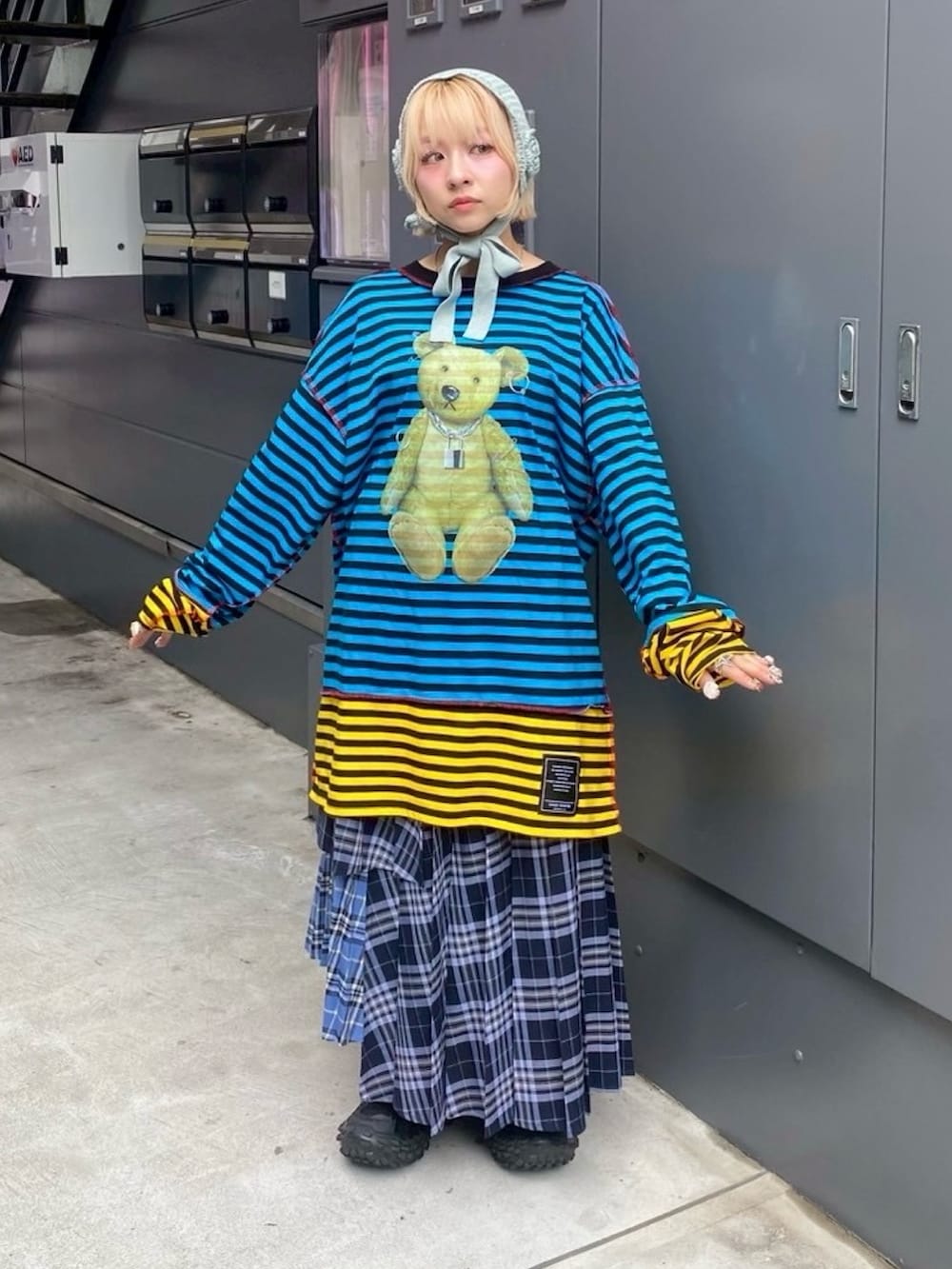 ブルー系のスカート、ブルー系のTシャツ/カットソー、ブルー系のその他ヘアアクセサリーを着用したレディースの秋コーディネートの4枚目の写真