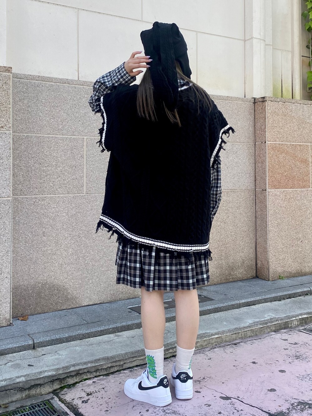 ブラック系のベスト、ホワイト系のシャツ/ブラウス、ブラック系のその他パンツを着用したレディースの秋コーディネートの4枚目の写真