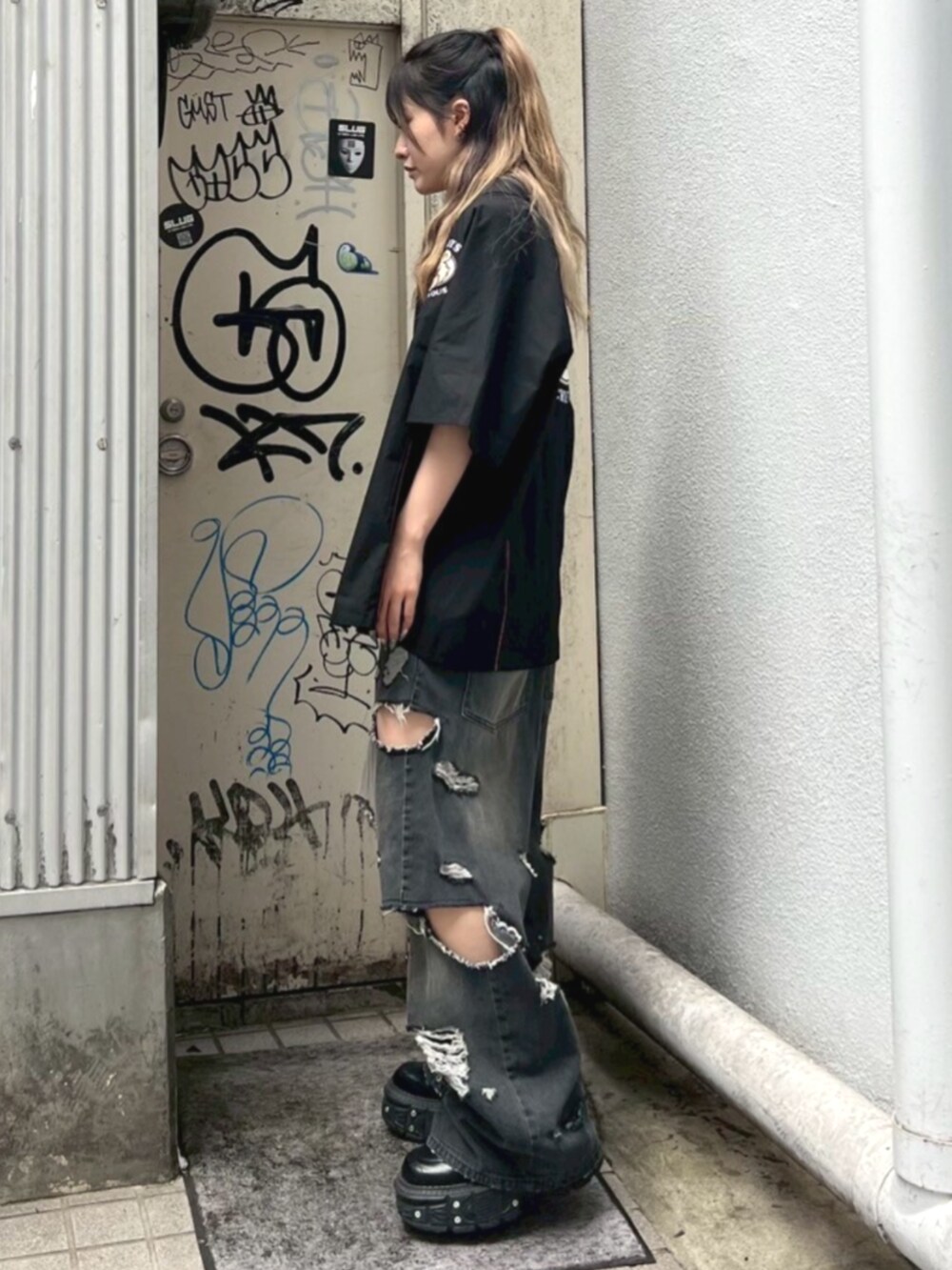 ブラック系のデニムパンツ、ブラック系のキャミソール、ブラック系のシャツ/ブラウスを着用したレディースの夏コーディネートの3枚目の写真