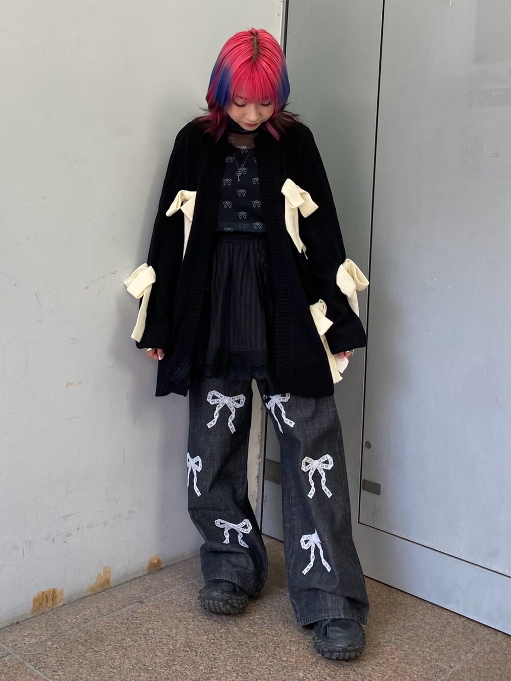 ブラック系のカーディガン/ボレロ、ブラック系のその他トップス、ブラック系のスカートを着用したレディースの冬コーディネートの2枚目の写真