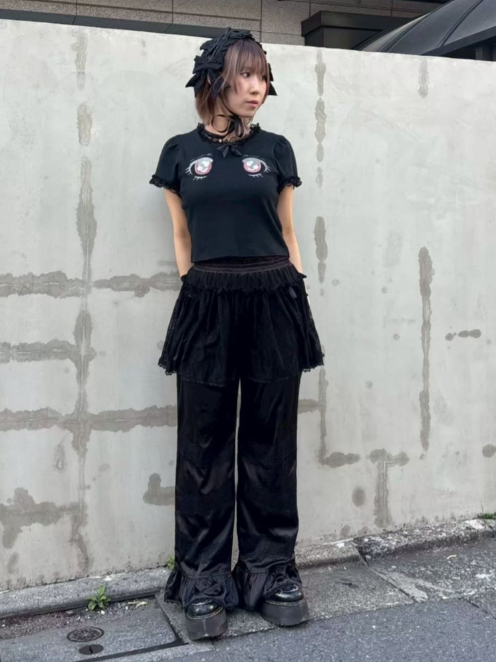 ブラック系のその他パンツ、ブラック系のTシャツ/カットソー、ブラック系のニットキャップ/ビーニーを着用したレディースの夏コーディネートの2枚目の写真