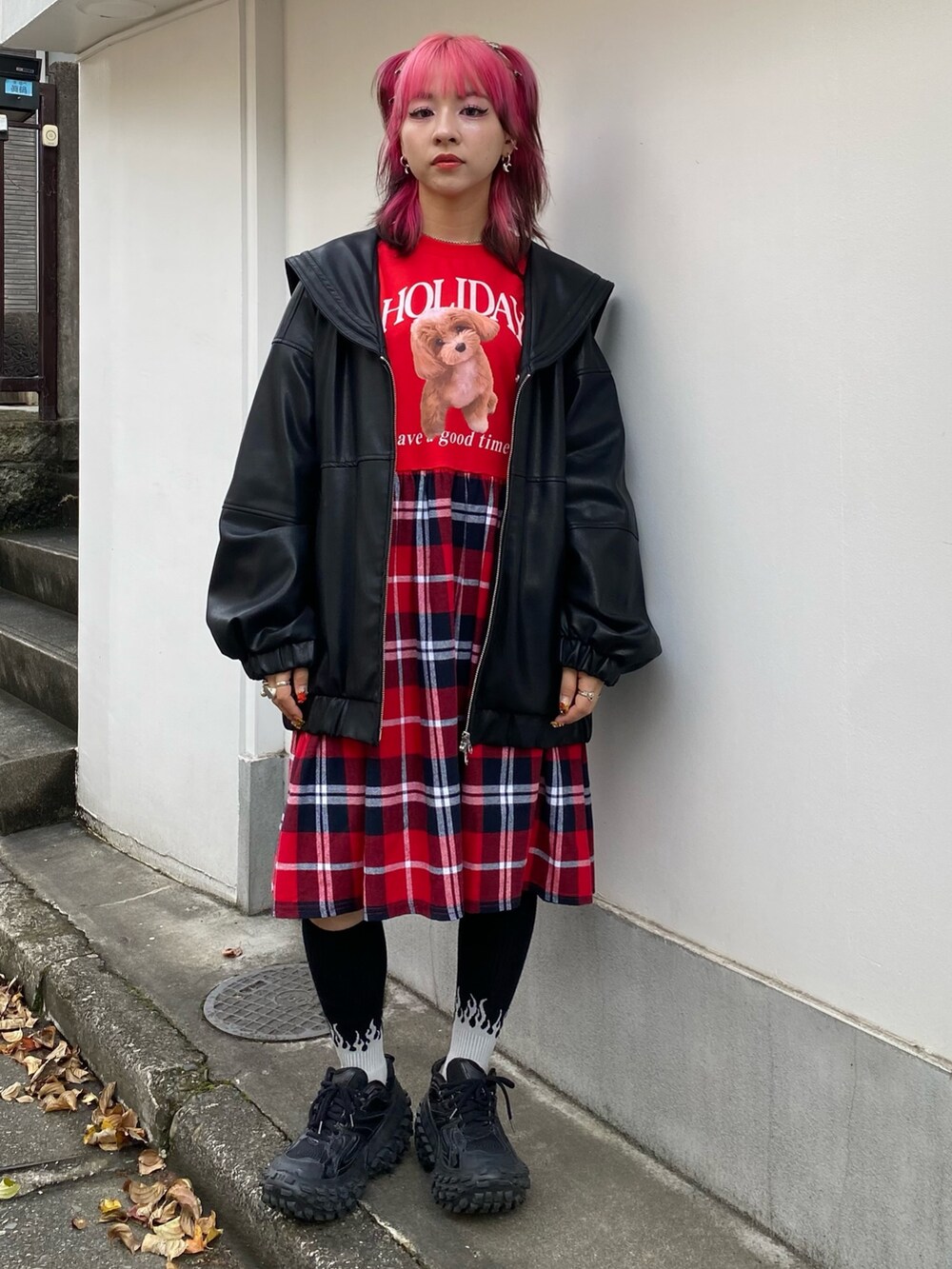 ブラック系のその他アウター、レッド系のワンピース、ブラック系のショルダーバッグを着用したレディースの秋コーディネートの3枚目の写真