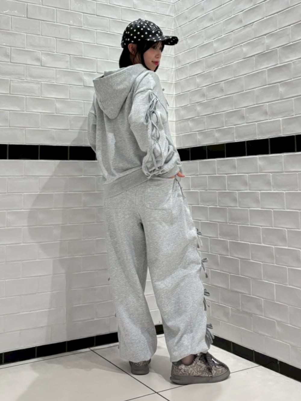 グレー系のパーカー、グレー系のスウェットパンツ、ブルー系のTシャツ/カットソーを着用したレディースの春コーディネートの3枚目の写真