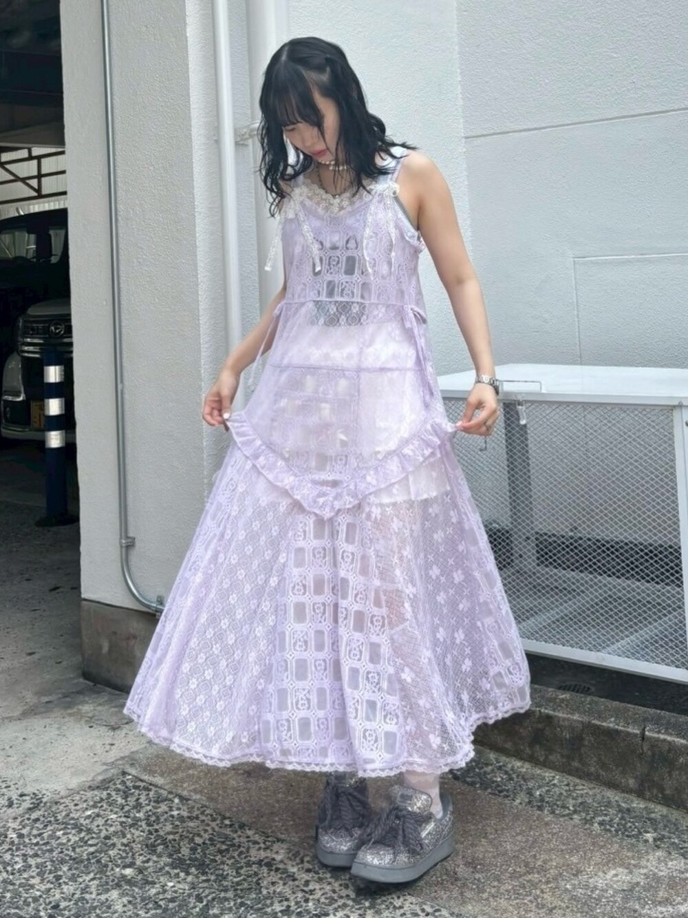 ホワイト系のその他パンツ、ホワイト系のキャミソール、パープル系のワンピースを着用したレディースの夏コーディネートの3枚目の写真