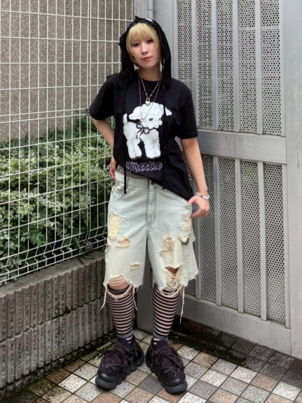 ブルー系のデニムパンツ、ホワイト系のTシャツ/カットソー、ブラック系のソックス/靴下を着用したレディースの夏コーディネートの2枚目の写真
