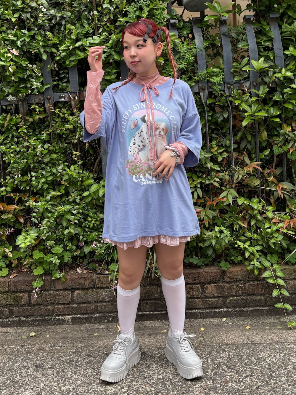 グリーン系のワンピース、ブルー系のTシャツ/カットソー、ピンク系のその他トップスを着用したレディースの春コーディネートの3枚目の写真