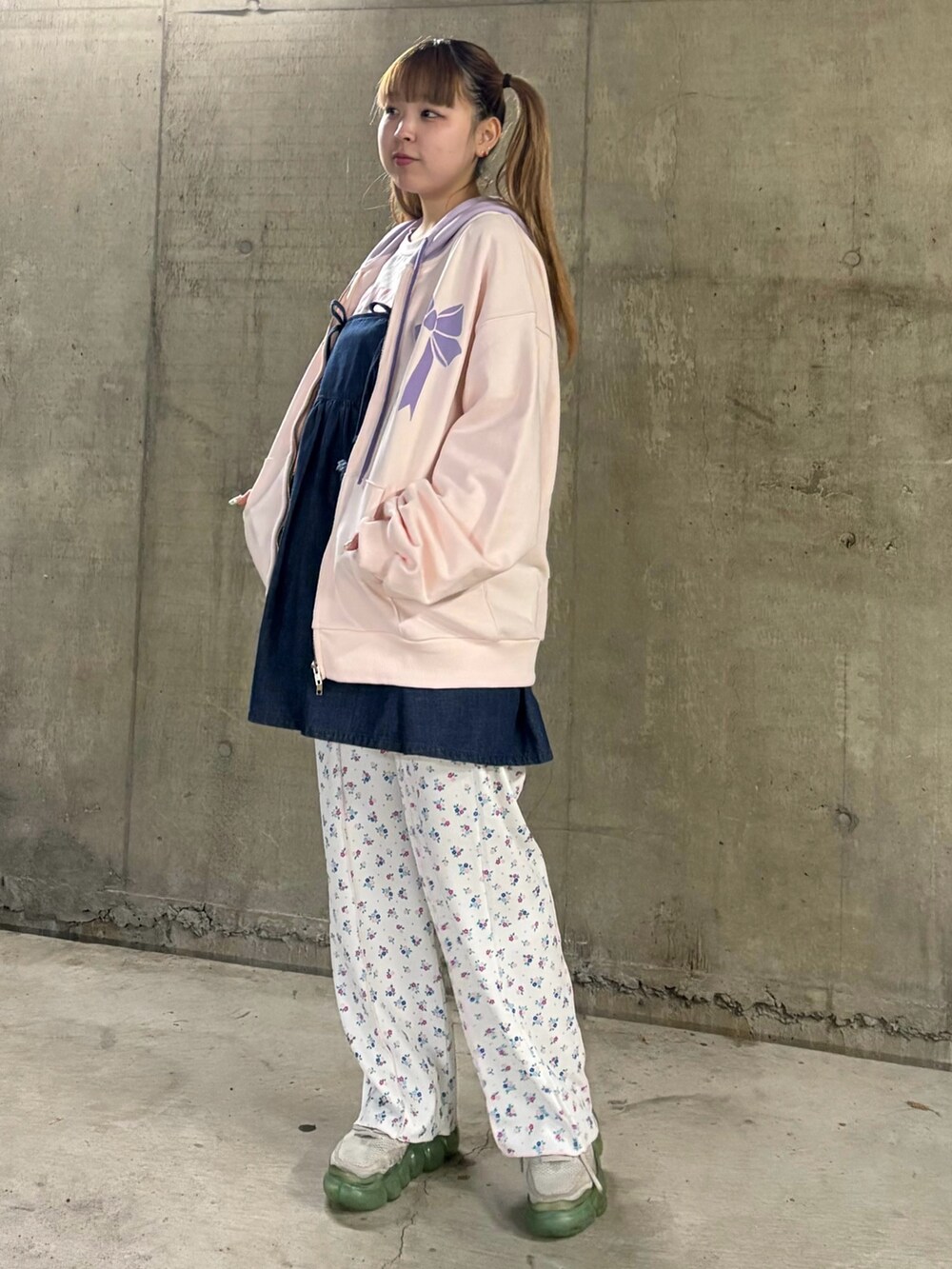 ホワイト系のパーカー、ホワイト系のTシャツ/カットソー、ブルー系のワンピースを着用したレディースの春コーディネートの3枚目の写真