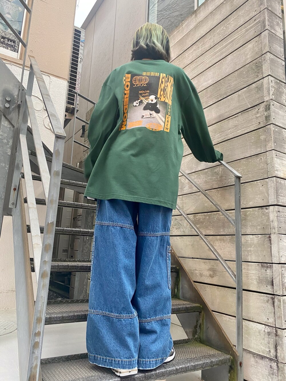 ブルー系のカーゴパンツ、グリーン系のTシャツ/カットソーを着用したレディースの秋コーディネートの2枚目の写真