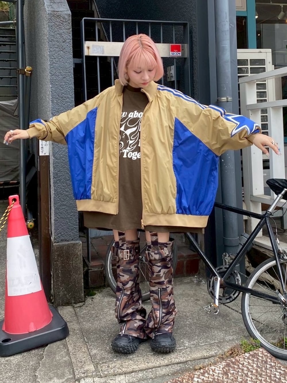 グリーン系のTシャツ/カットソー、ベージュ系のナイロンジャケット、グリーン系のその他パンツを着用したレディースの秋コーディネートの2枚目の写真