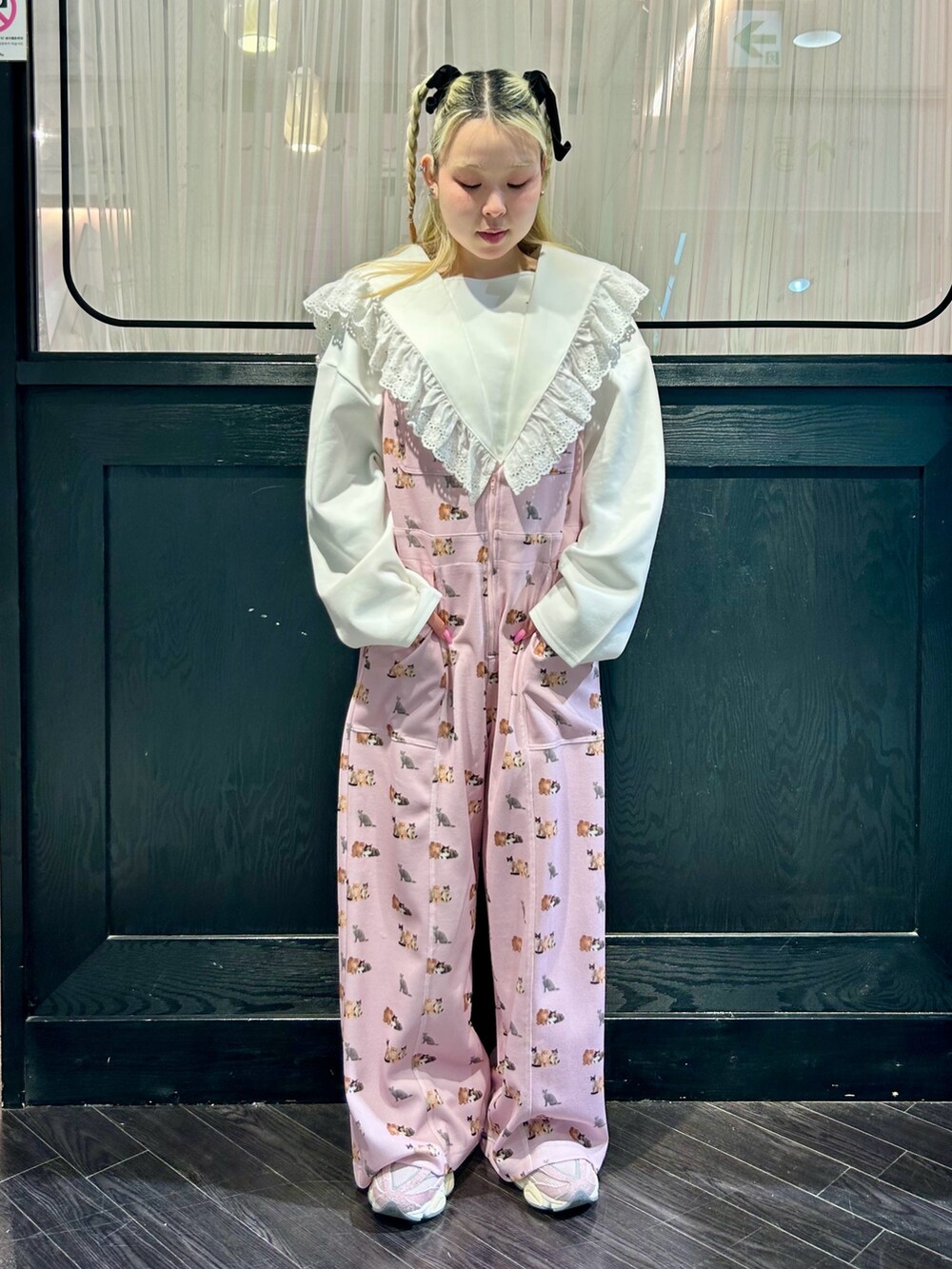 「Candy Stripper、New Balance、ワンピース、セーラーカラー、Vネック、コットンレース、サロペット、ワッフル、ピンク、ガーリー、レイヤードスタイル、お出かけコーデ」｜「Candy StripperのSAILOR COLLAR ワンピース（ワンピース、ホワイト系）」を使った、CandyStripperさん（レディース・156cm）の春コーディネートの3枚目の写真