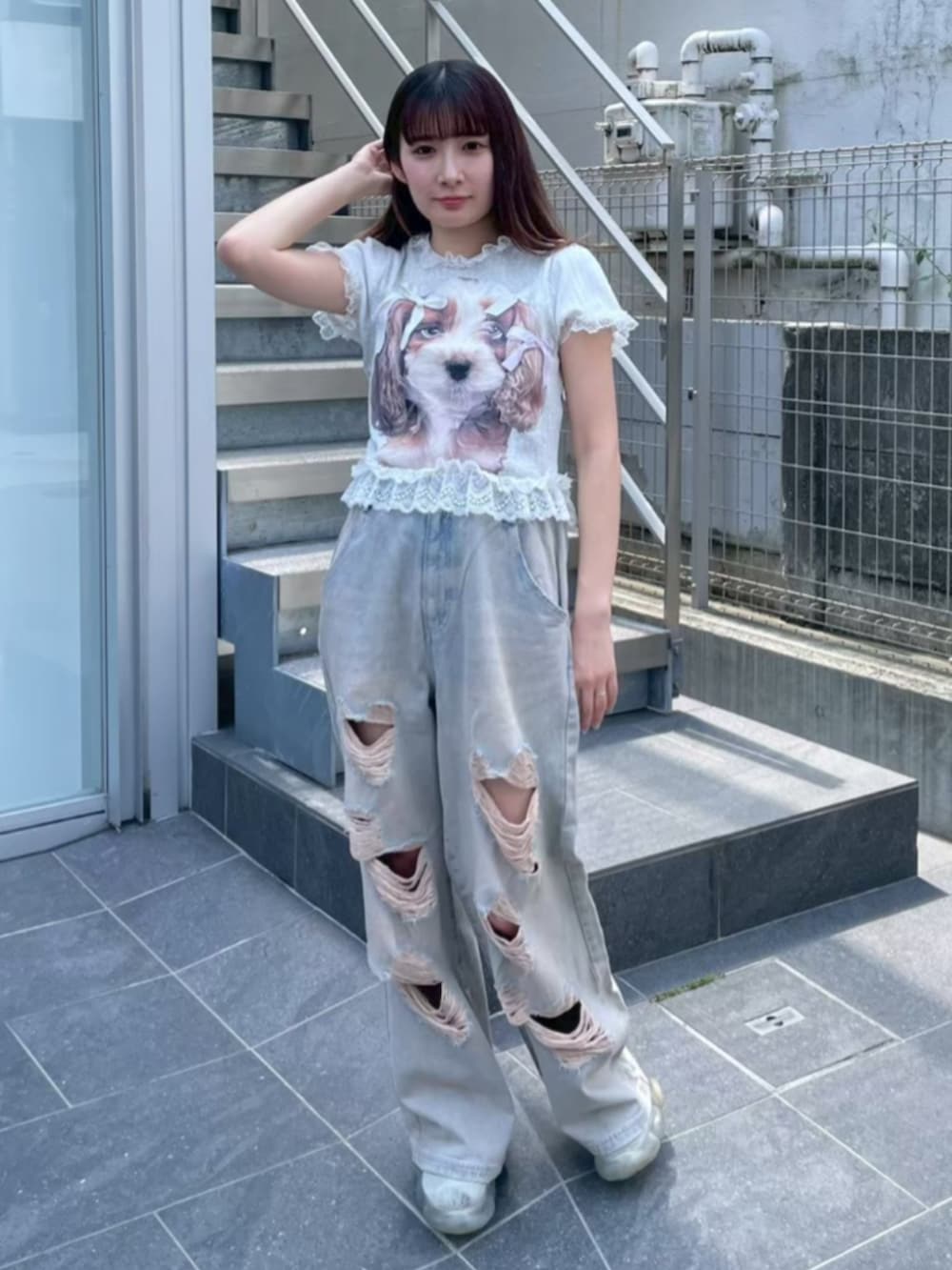 ブルー系のデニムパンツ、グレー系のTシャツ/カットソーを着用したレディースの夏コーディネートの2枚目の写真