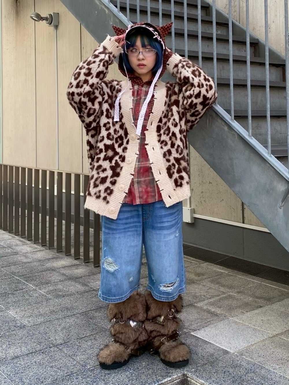 ブラウン系のブーツ、ブルー系のデニムパンツ、レッド系のシャツ/ブラウスを着用したレディースの秋コーディネートの2枚目の写真