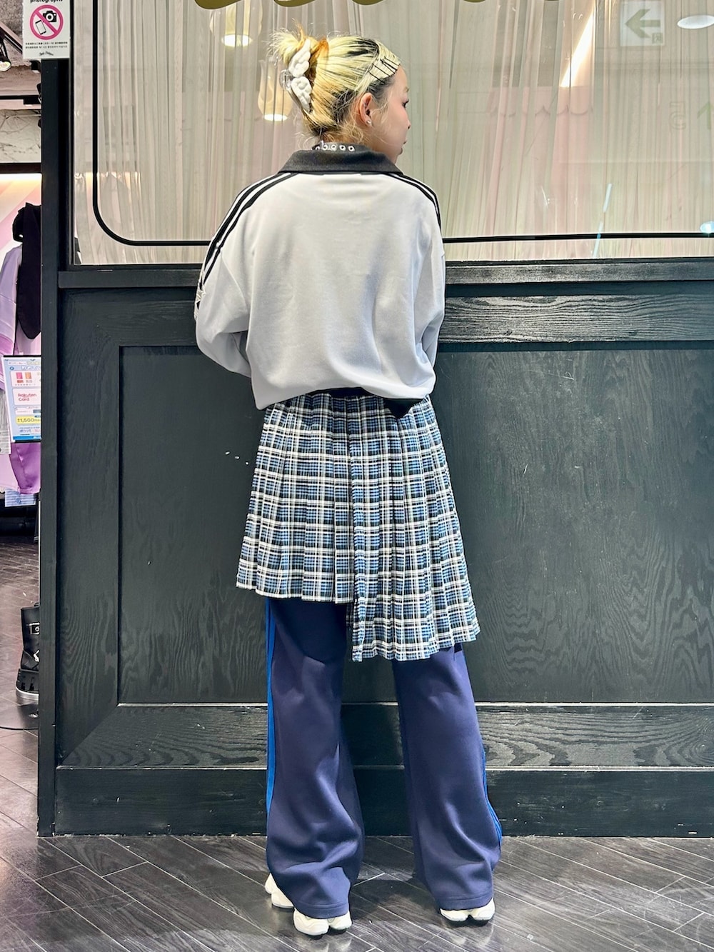 グレー系のポロシャツ、ブルー系のその他パンツ、ピンク系のシューズを着用したレディースの春コーディネートの5枚目の写真