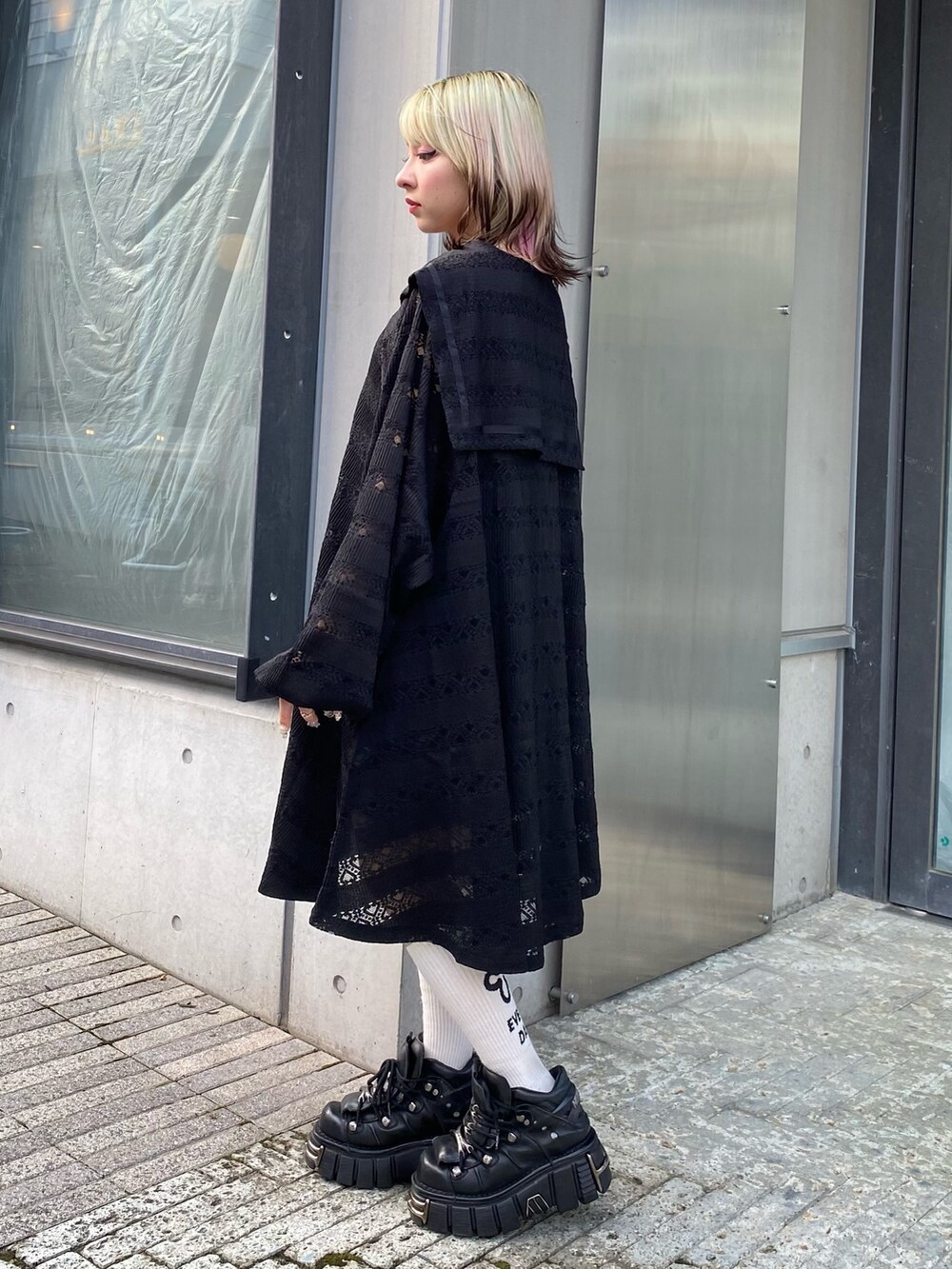 ブラック系のワンピース、ホワイト系のソックス/靴下を着用したレディースの夏コーディネートの3枚目の写真