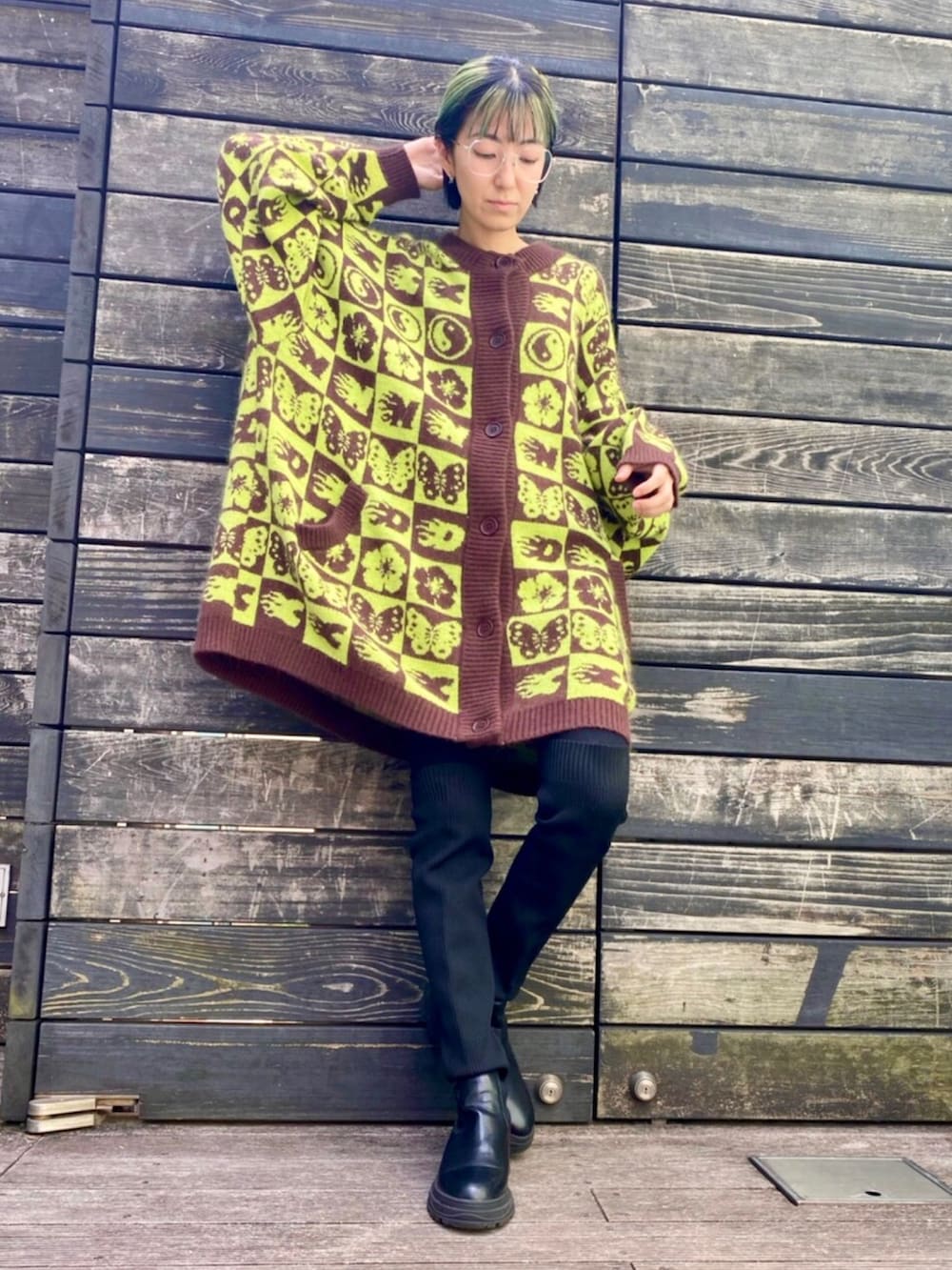 ブラウン系のカーディガン/ボレロ、ブラック系のローファーを着用したレディースの秋コーディネートの3枚目の写真