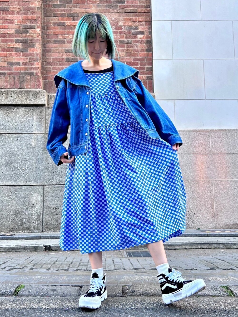 ホワイト系のワンピース、ブルー系のデニムジャケットを着用したレディースの春コーディネートの2枚目の写真