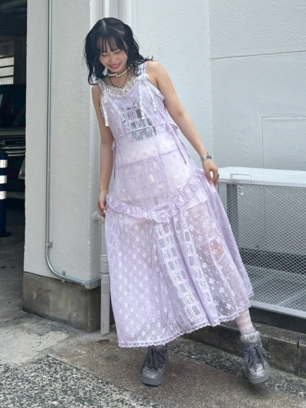 ホワイト系のその他パンツ、ホワイト系のキャミソール、パープル系のワンピースを着用したレディースの夏コーディネートの4枚目の写真