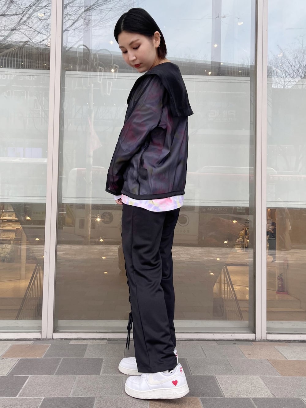 ブラック系のその他パンツ、ブラック系のその他アウター、ピンク系のTシャツ/カットソーを着用したレディースの春コーディネートの2枚目の写真