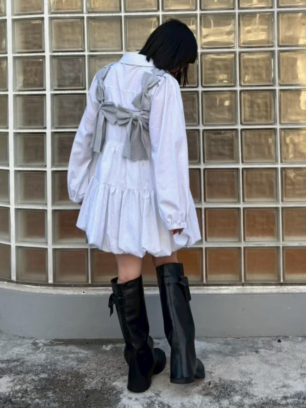 パープル系のその他トップス、ホワイト系のシャツワンピースを着用したレディースの冬コーディネートの3枚目の写真