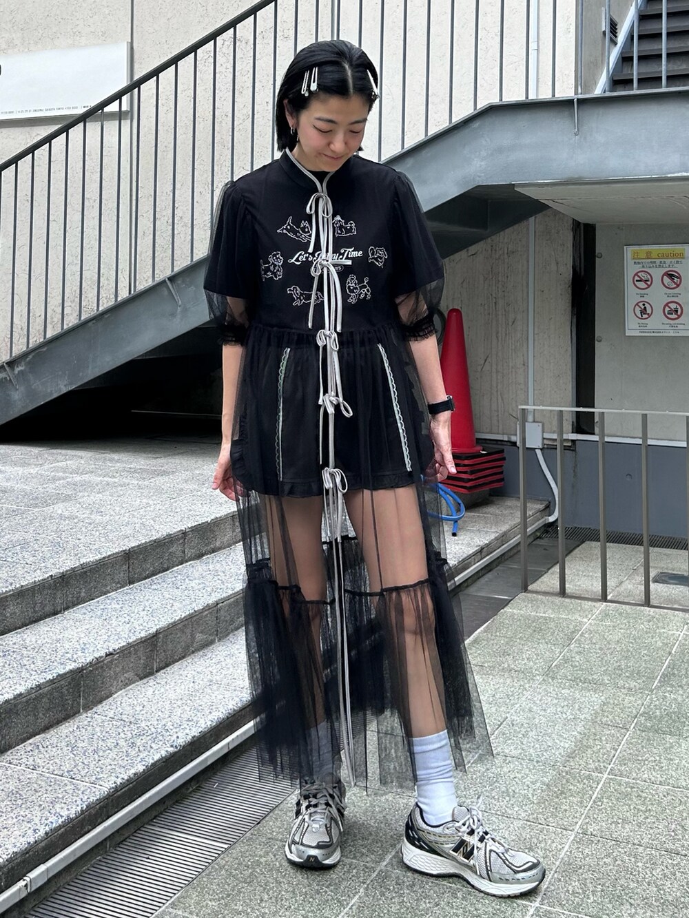 ブラック系のその他パンツ、ブラック系のTシャツ/カットソー、ブラック系のワンピースを着用したレディースの夏コーディネートの2枚目の写真