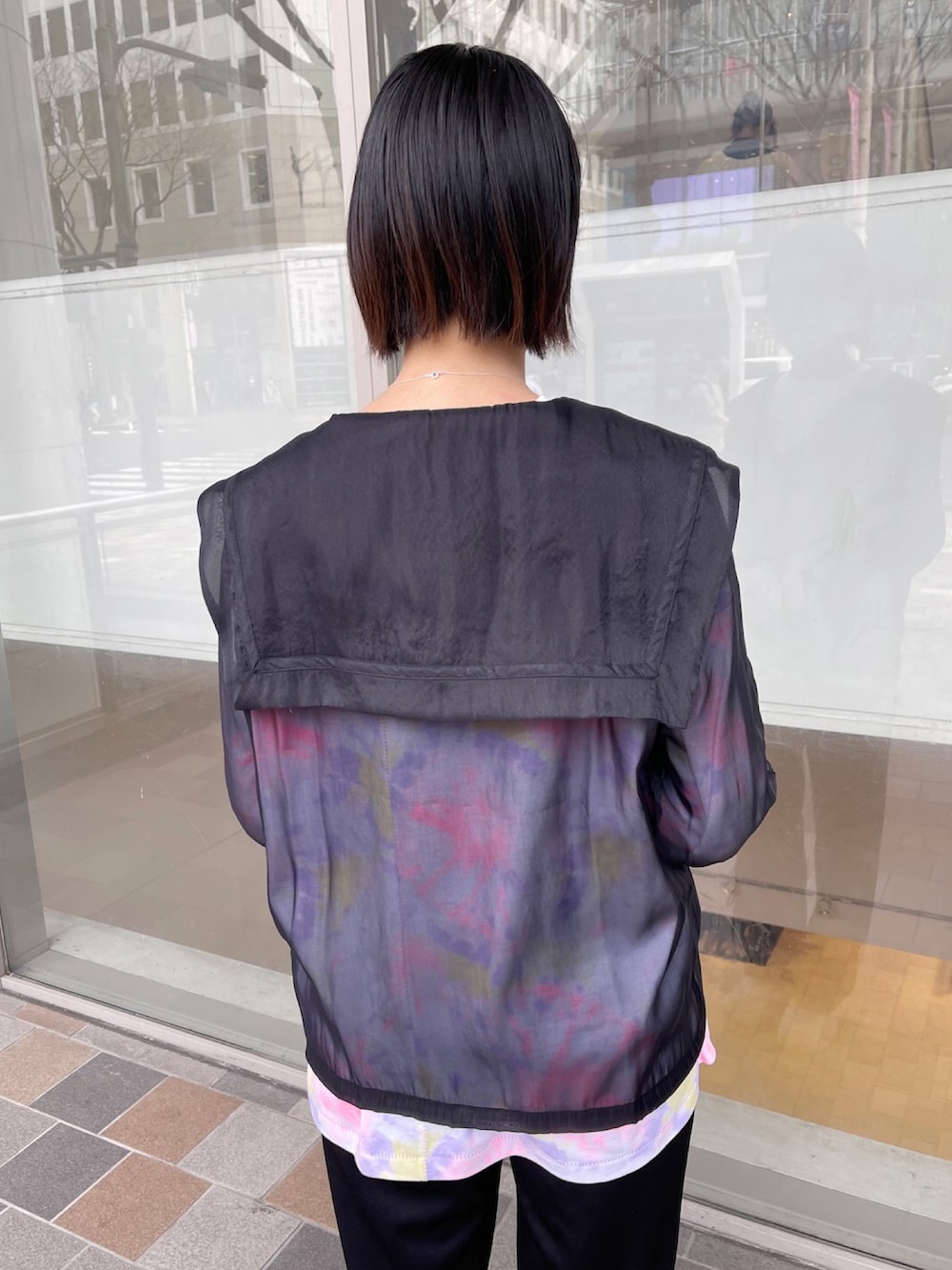ブラック系のその他パンツ、ブラック系のその他アウター、ピンク系のTシャツ/カットソーを着用したレディースの春コーディネートの5枚目の写真