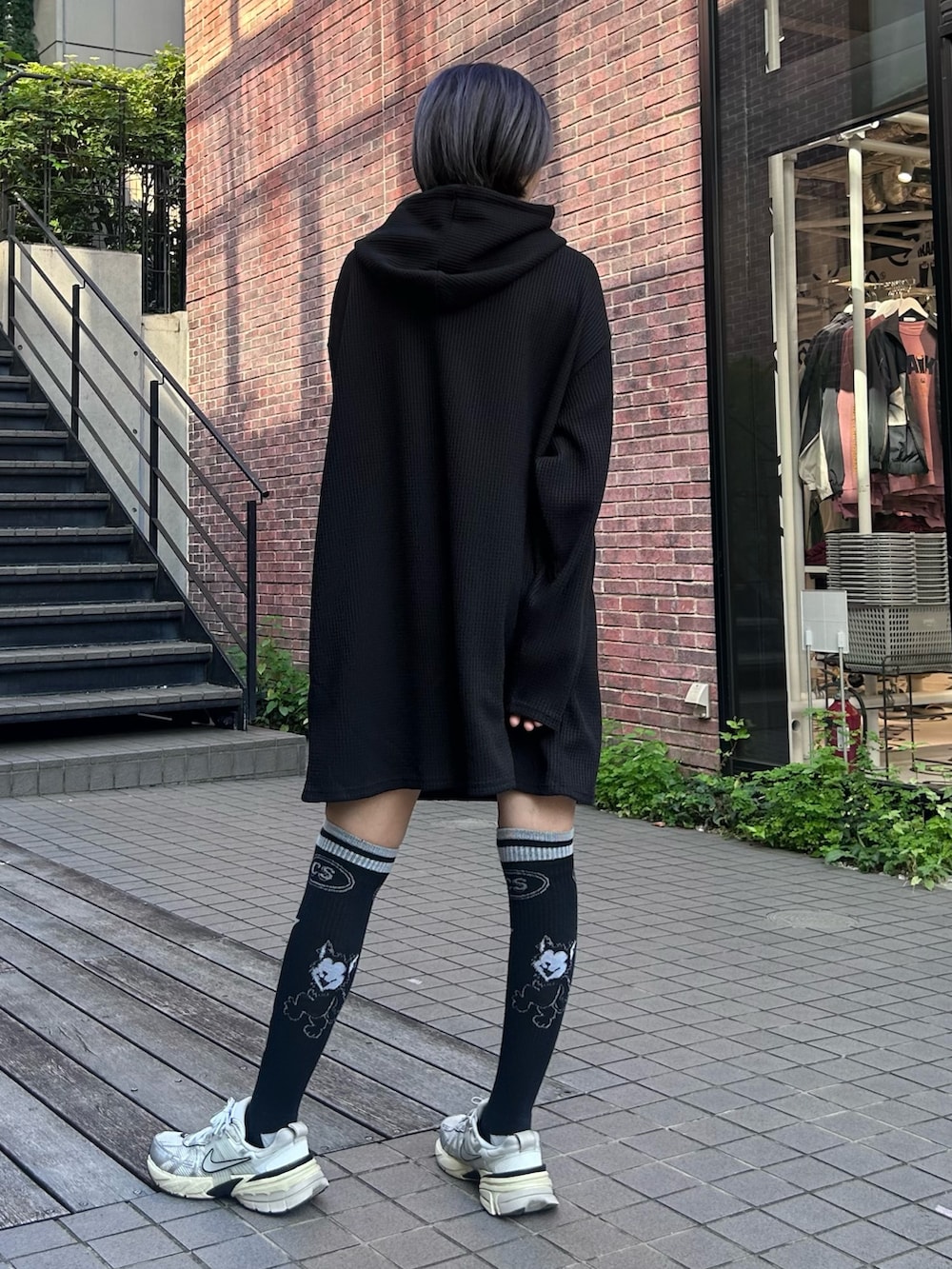 シルバー系のシューズ、ブラック系のパーカー、ブラック系のソックス/靴下を着用したレディースの秋コーディネートの5枚目の写真