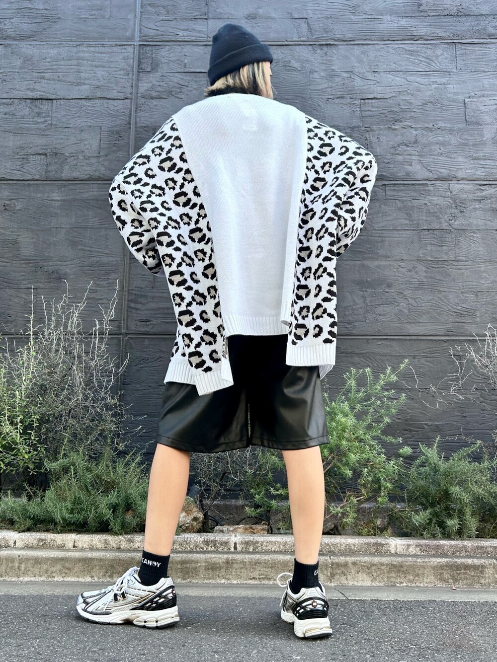 ホワイト系のニット/セーター、ブラック系のその他パンツを着用したレディースの秋コーディネートの3枚目の写真