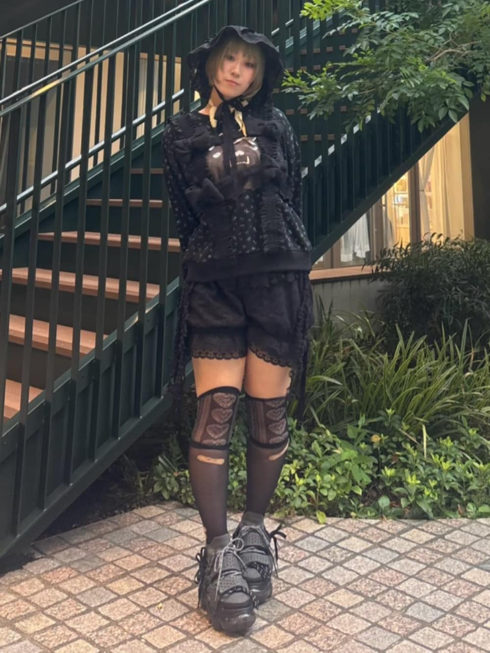 ブラック系のその他パンツ、ブラック系のスウェット、ブラック系のその他トップスを着用したレディースの秋コーディネートの2枚目の写真