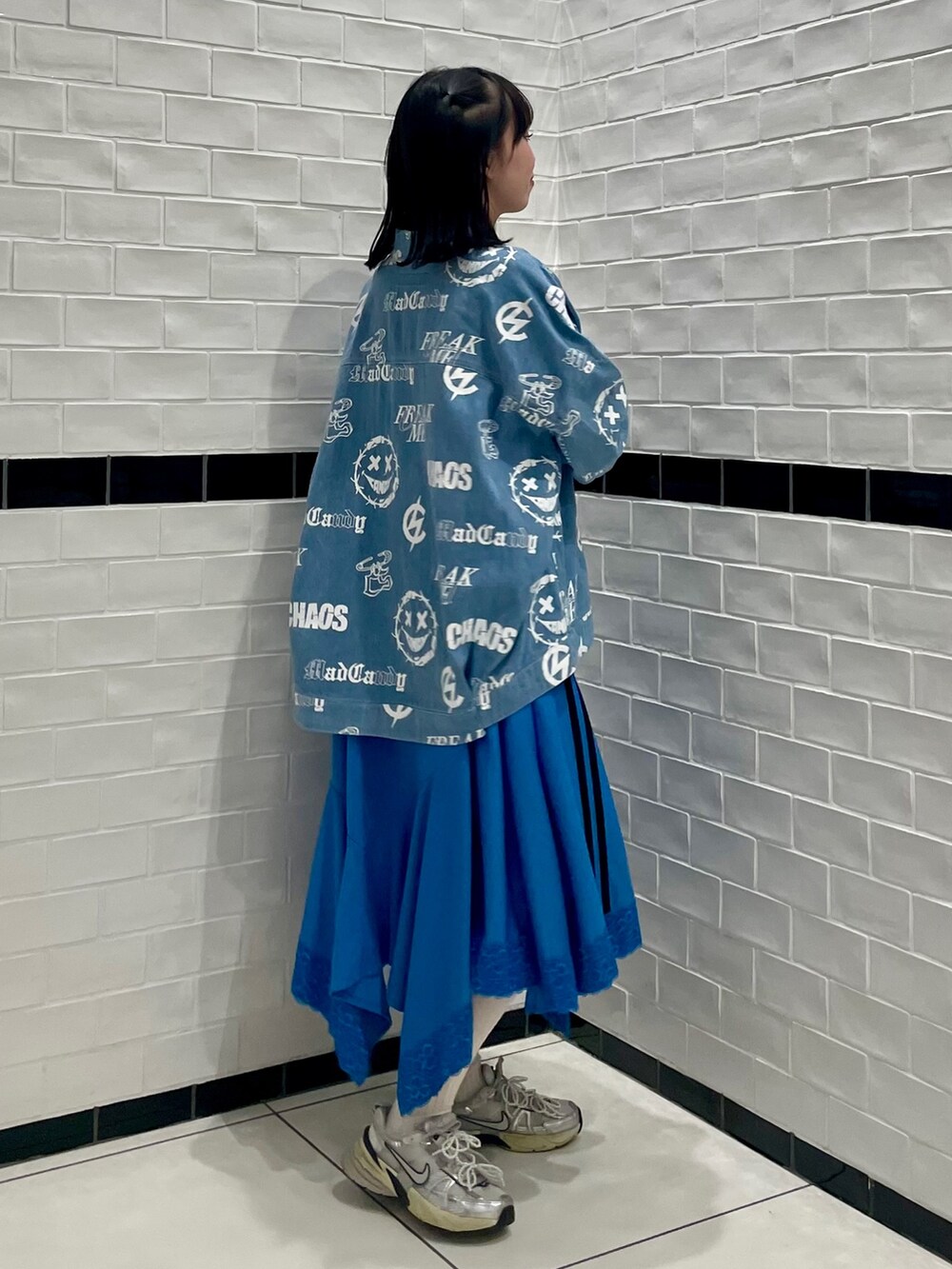 シルバー系のシューズ、ブルー系のワンピース、ブルー系のデニムジャケットを着用したレディースの夏コーディネートの3枚目の写真