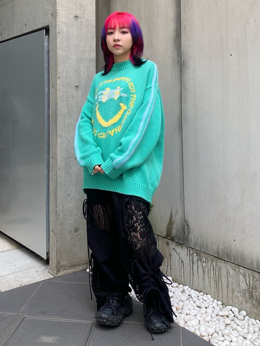 ブラック系のその他パンツ、グリーン系のニット/セーター、ブラック系のマフラーを着用したレディースの冬コーディネートの3枚目の写真