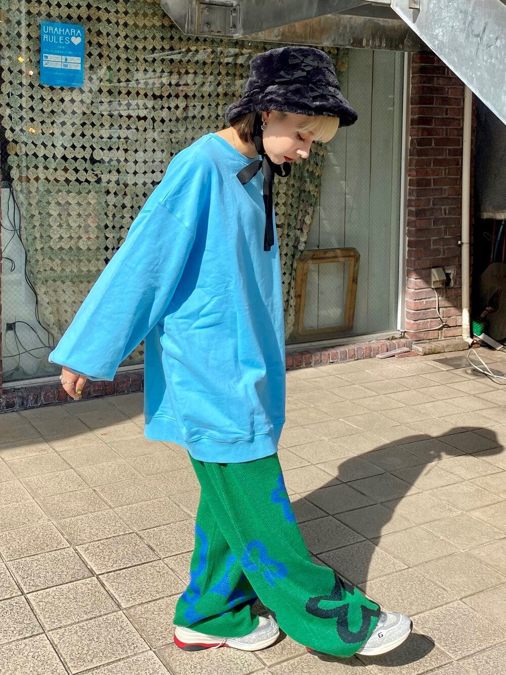 ブルー系のスウェット、グリーン系のその他パンツ、ブラック系のハットを着用したレディースの秋コーディネートの3枚目の写真