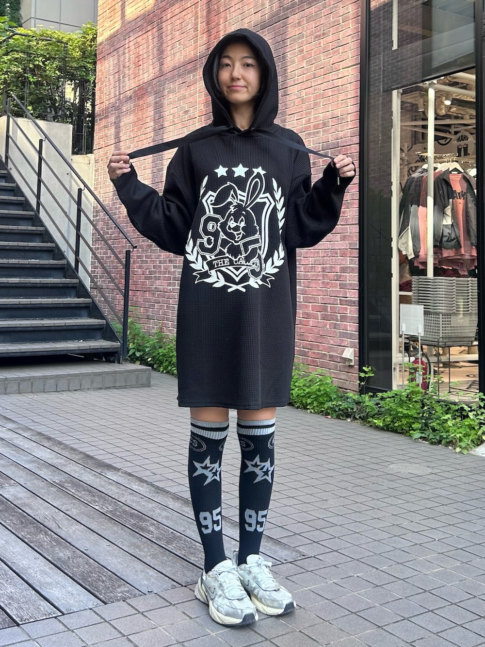 シルバー系のシューズ、ブラック系のパーカー、ブラック系のソックス/靴下を着用したレディースの秋コーディネートの3枚目の写真