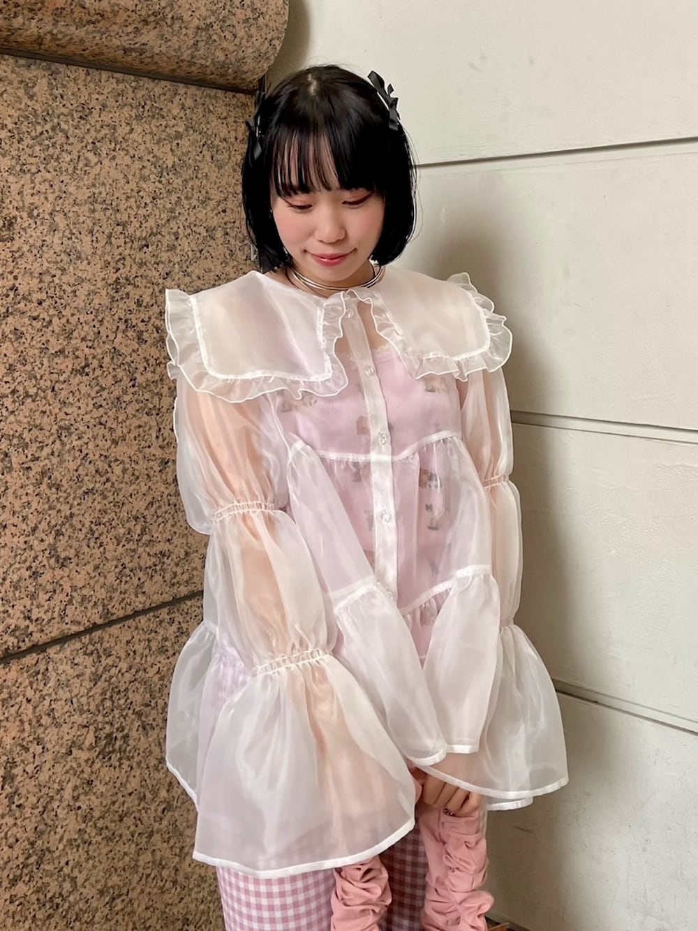 ホワイト系のシャツ/ブラウス、ピンク系のキャミソール、ピンク系のその他パンツを着用したレディースの春コーディネートの4枚目の写真