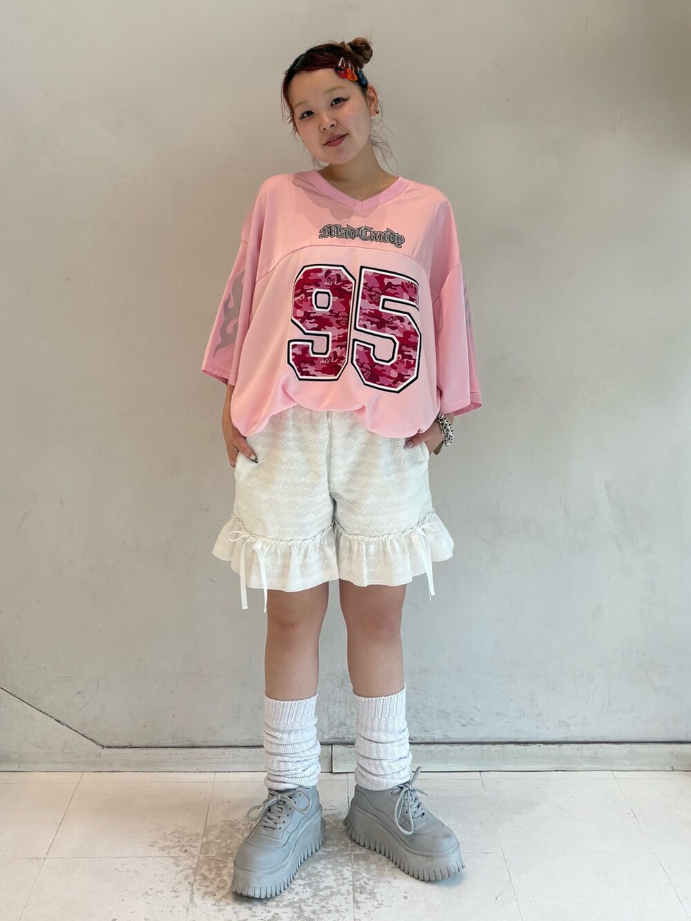 ピンク系のTシャツ/カットソー、ブラック系のその他パンツを着用したレディースの夏コーディネートの3枚目の写真