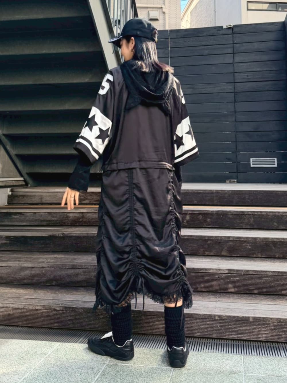 ブラック系のワンピース、ブラック系のその他トップス、ブラック系のキャップを着用したレディースの冬コーディネートの3枚目の写真