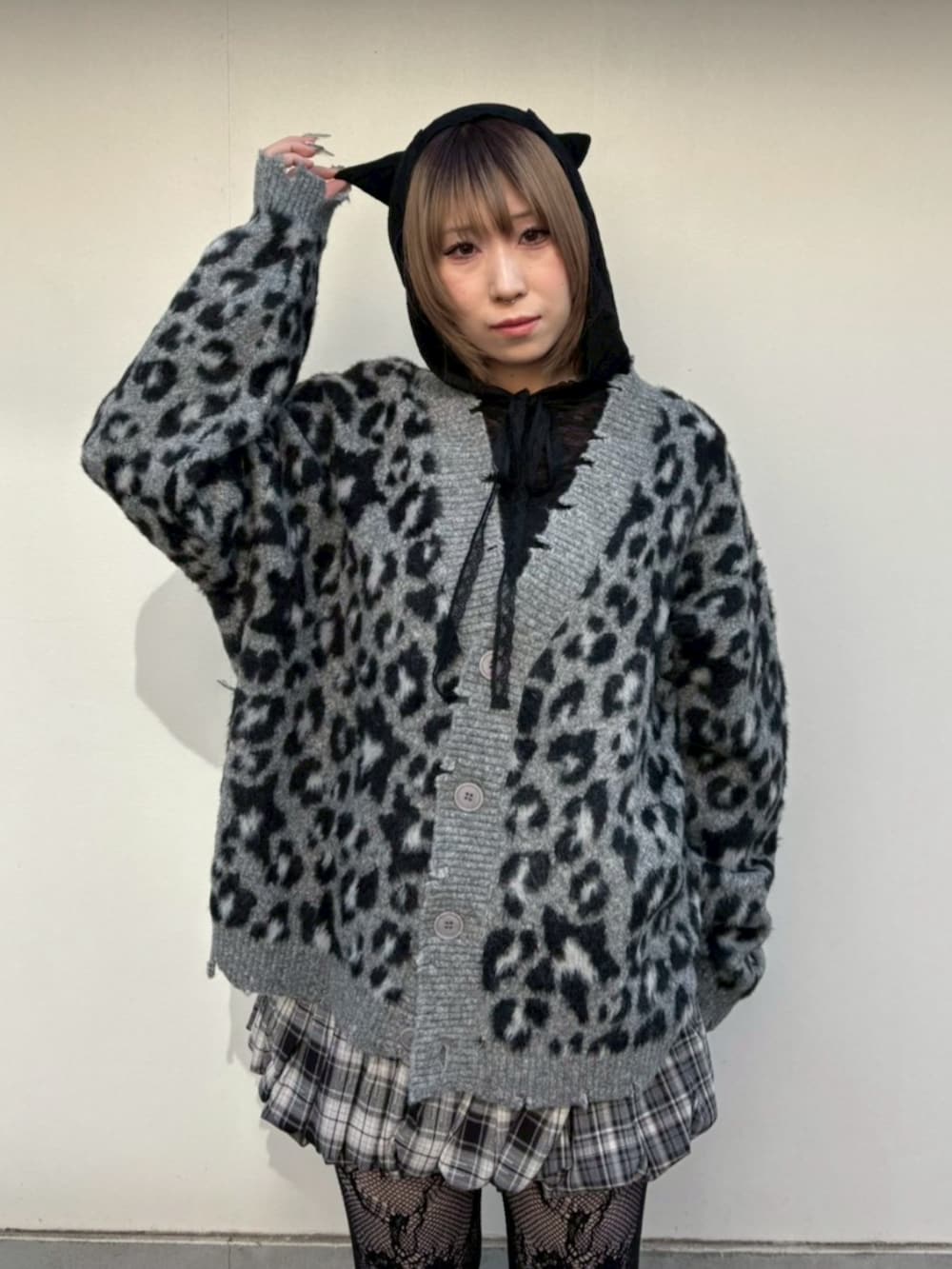 グレー系のスカート、ブラック系のその他トップス、グレー系のカーディガン/ボレロを着用したレディースの冬コーディネートの3枚目の写真