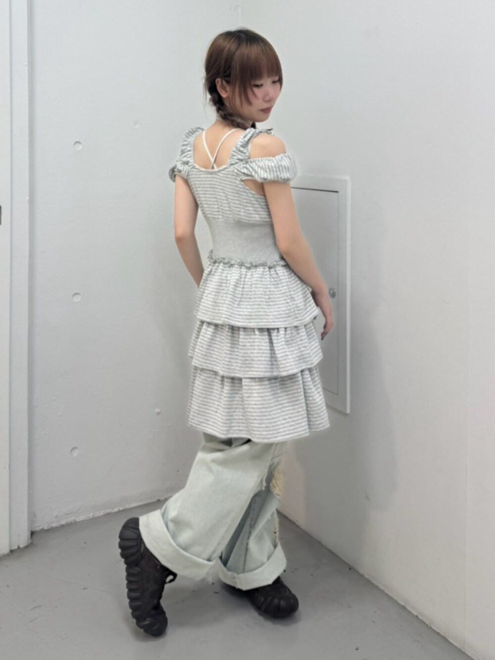 ブルー系のデニムパンツ、グレー系のワンピースを着用したレディースの夏コーディネートの3枚目の写真