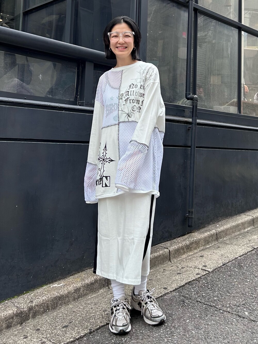 ホワイト系のワンピース、ホワイト系のTシャツ/カットソーを着用したレディースの夏コーディネートの3枚目の写真