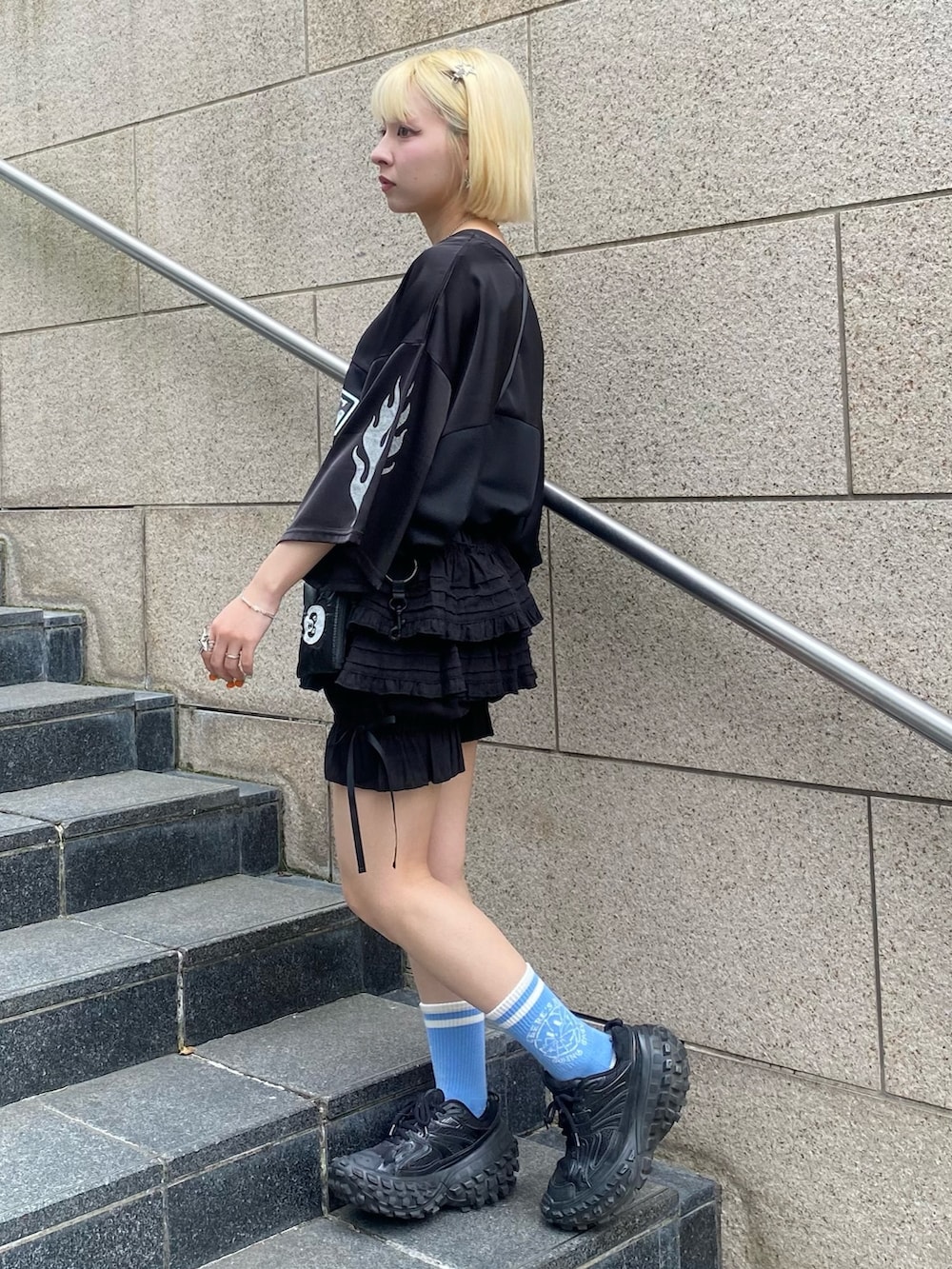 ブラック系のその他パンツ、ブラック系のTシャツ/カットソー、ブルー系のソックス/靴下を着用したレディースの夏コーディネートの5枚目の写真