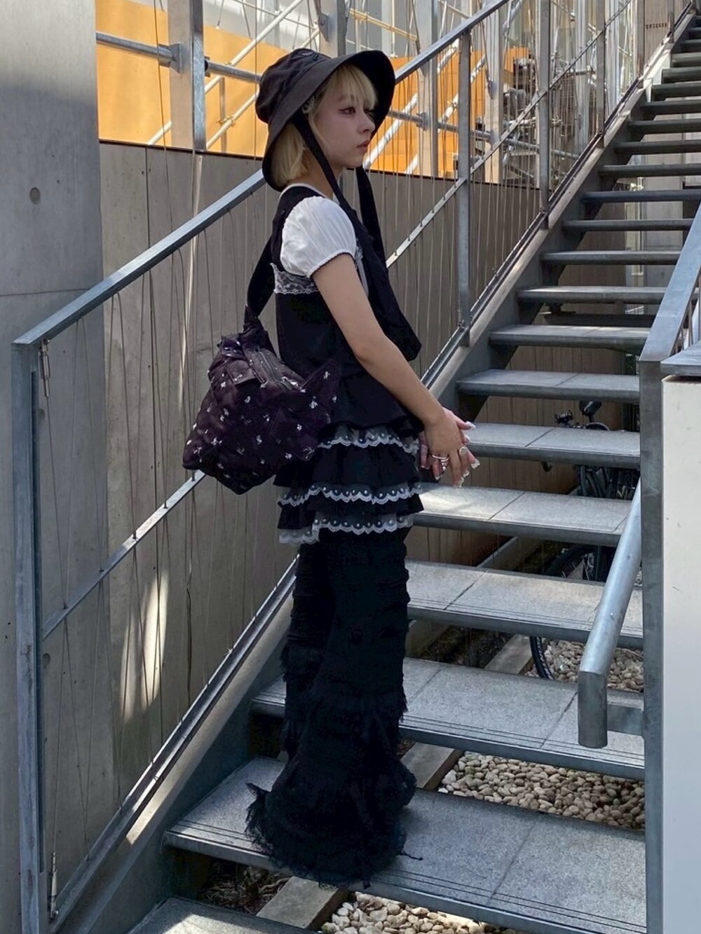 ブラック系のTシャツ/カットソー、ブラック系のキャミソール、ブラック系のその他パンツを着用したレディースの夏コーディネートの4枚目の写真