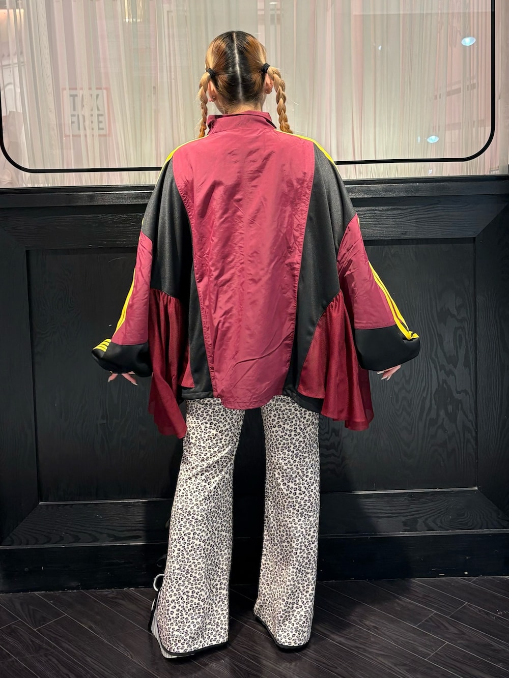 ベージュ系のその他パンツ、レッド系のブルゾンを着用したレディースの冬コーディネートの5枚目の写真