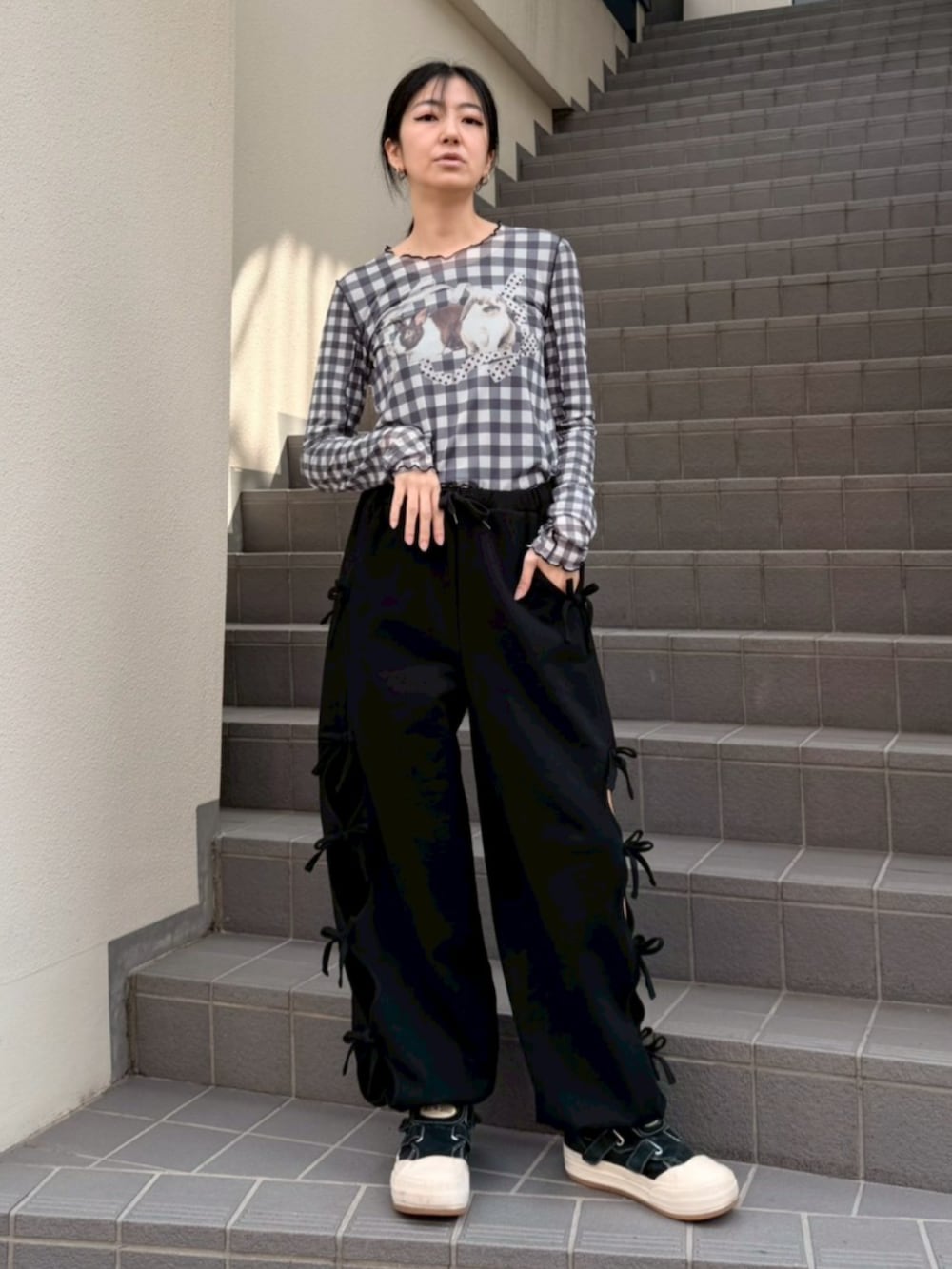 ブラック系のボディバッグ/ウエストポーチ、ブラック系のパーカー、ブラック系のTシャツ/カットソーを着用したレディースの春コーディネートの3枚目の写真