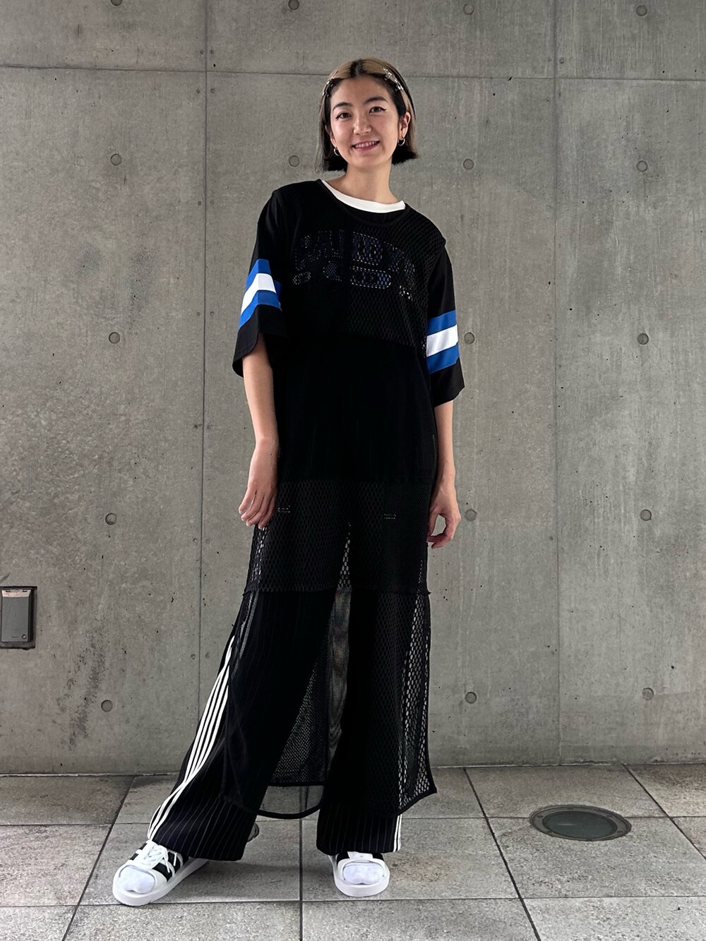 ブラック系のTシャツ/カットソー、ブラック系のその他パンツ、ブラック系のワンピースを着用したレディースの夏コーディネートの2枚目の写真