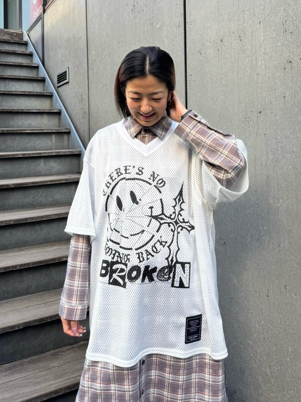 ホワイト系のTシャツ/カットソー、グレー系のシャツワンピースを着用したレディースの冬コーディネートの5枚目の写真